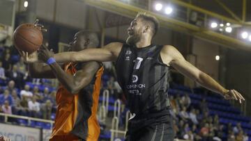 Axel Hervelle lucha por un balón con Moussa Diagné.