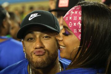 Neymar con la cantante brasileña Anitta en el Carnaval de Río de Janeiro 2019. 
 