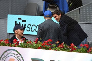 Jesús Vázquez, Roberto Cortés y Raúl González asisten al partido de octavos de final del Mutua Madrid Open que durante el partido que los tenistas Andréi Rublevv y Carlos Alcaraz disputaron en el Mutua Madrid Open.