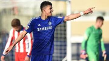 Solanke celebra el 2-0 con Fran y Marín al fondo abatidos.