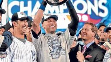 <b>CAMPEONES. </b>Derek Jeter muestra el 27º títulos de los Yankees.