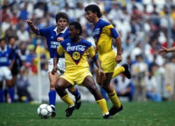 Un histórico del América. ‘El Negro’ Santos logró con Las Águilas dos campeonatos de liga, además de tres Copas de Campeones de la Concacaf y una Interamericana. El atacante brasileño nacido en Río de Janeiro también militó en otros clubes del Fútbol Mexicano como Tigres, Veracruz, Santos, Morelia y Atlante.