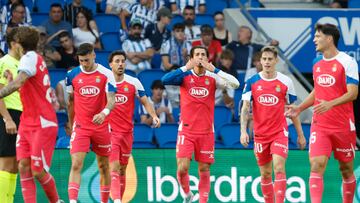SAN SEBASTIÁN, 24/08/2025.- El centrocampista del Espanyol Pere Milla (3-d) celebra junto a sus compañeros tras marcar ante la Real, durante el partido de LaLiga de fútbol que Real Sociedad y RCD Espanyol disputan este domingo en el Reale Arena, en San Sebastián. EFE/Javier Etxezarreta