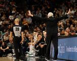 Popovich yells at Spurs fans for booing Kawhi Leonard