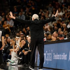 Popovich yells at Spurs fans for booing Kawhi Leonard