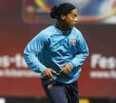Ronaldinho amenaza con desvincularse unilateralmente del Barça