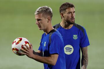 El centrocampista del FC Barcelona Dani Olmo, junto a ??igo Martnez, durante el entrenamiento de este sbado en Yeda.