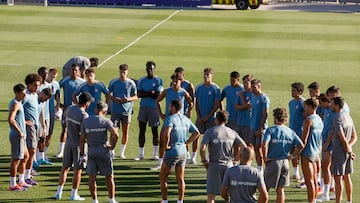 Simeone, con su plantilla en Majadahonda.