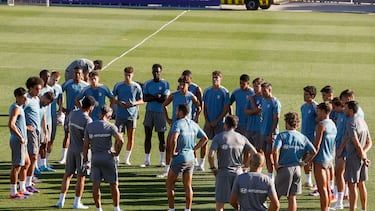Simeone, con su plantilla en Majadahonda.