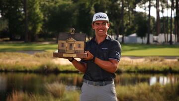 El golfista sudafricano Garrick Higgo posa con el t&iacute;tulo de campe&oacute;n del Palmetto Championship de Congaree en Ridgeland, South Carolina.