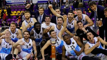 Los jugadores del Delteco Gipuzkoa Basket celebran el título tras vencer en la final de la Copa Princesa al Carramimbre Ciudad de Valladolid