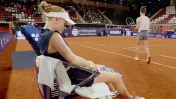 La tenista Harriet Dart le pidió al árbitro en directo durante una pausa del partido que le dijera a su rival Lois Boisson que use desodorante.