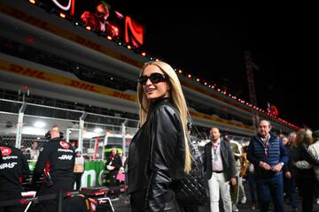 Paris Hilton pisando la pista antes de la carrera.