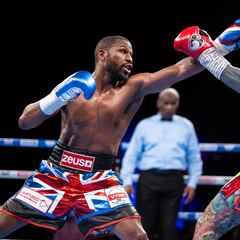 Mayweather regresa al ring con un esperpento en Londres