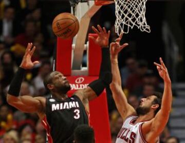 Bulls 65 - Heat 88 (1-3). Dwyane Wade de los Miami Heat intenta el rebote ante Marco Belinelli de los Chicago Bulls.