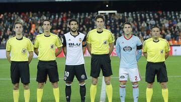 Los capitanes del Valencia y el Celta posan con Munuera Montero y el resto del equipo arbitral.