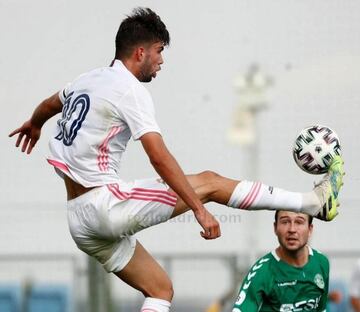 Theo (18 años) controla un balón con el Castilla.