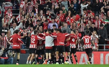 1-0. Alejandro Berenguer celebra el primer tanto con sus compañeros.