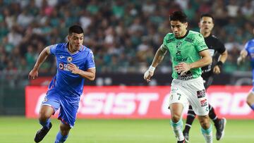 MEX1742. LEÓN (MÉXICO), 08/04/2023.- Víctor Dávila (i) del León disputa hoy el balón con Erik Lira del Cruz Azul, durante un partido por la jornada 14 del torneo Clausura 2023 de la Liga MX, en el Estadio León en Guanajuato (México). EFE/Luis Ramírez
