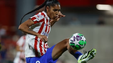 ALCALÁ DE HENARES (MADRID), 16/10/2025.- La centrocampista venezolana del Atlético de Madrid Gabriela García controla el balón durante el encuentro correspondiente a la jornada 2 de la Liga de Campeones femenina disputado este jueves entre el Atlético de Madrid y el Manchester United en el centro deportivo Alcalá de Henares en Madrid. EFE/Kiko Huesca
