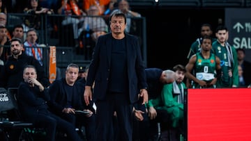 Ergin Ataman, entrenador del Panathinaikos, durante el partido de Euroliga ante el Valencia Basket.