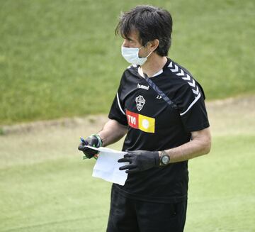 Pacheta dirigiendo el entrenamiento