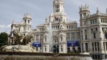 CON LOS ESCUDOS DE LOS FINALISTAS. Así luce desde ayer el Palacio de Cibeles, sede del Ayuntamiento de Madrid.