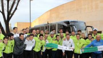 Los jugadores de la UE Cornellà posan para AS ayer antes de partir hacia Madrid. Risas, buen ambiente e ilusión en todos los protagonistas.