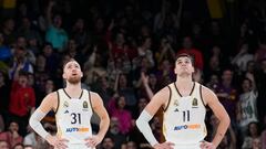 BARCELONA, 03/01/2023.- Los jugadores del Real Madrid Rodríguez (i) y Hezonja se lamentan durante el encuentro correspondiente a la jornada 18 de la EuroLiga que Barça y Real Madrid disputan hoy miércoles en el Palau Blaugrana, en Barcelona. EFE/ Alejandro García
