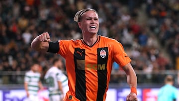 Soccer Football - Champions League - Group F - Shakhtar Donetsk v Celtic - Stadion Wojska Polskiego, Warsaw, Poland - September 14, 2022 Shakhtar Donetsk's Mykhailo Mudryk celebrates scoring their first goal REUTERS/Kacper Pempel