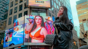 &iexcl;Kimberly Loaiza arrasa en las pantallas de Times Square en Nueva York! La youtuber celebra el &eacute;xito de &lsquo;Mejor Sola&rsquo;, su m&aacute;s reciente lanzamiento musical.