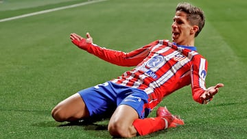 1-0. Giuliano Simeone celebra el primer gol que marca en el minuto 7.