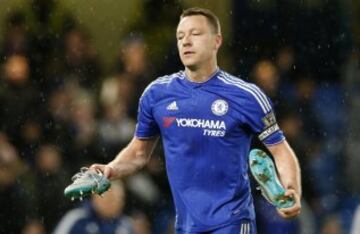 'Canalla'. Así califica L'Equipe al central John Terry. No es por sus situaciones extrafubolísticas, sino que por el excesivo juego brusco que aplica y que en reiteradas oportunidades ponen en riesgo a los rivales.