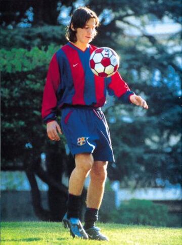 Un jovencísimo Messi en sus inicios en el Barcelona.