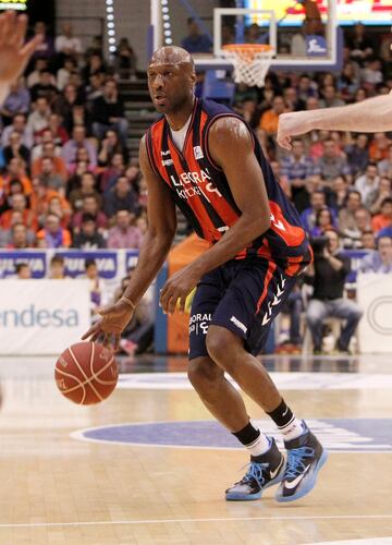 En 2014, el Baskonia le hizo un contrato a Lamar Odom por dos meses. Se extendería hasta final de temporada si la cosa iba bien, porque había muchas dudas... que se demostraron tristemente ciertas. Odom se fue a Estados Unidos después de un mes y de solo dos partidos con el equipo vitoriano. Sus médicos personales aseguraron que no estaba en condiciones de jugar. Era el ocaso de un jugador que luego estuvo a punto de morir por un grave problema de adicción a las drogas. Lo intentó con los Knicks, en China, Filipinas, en el 3x3... pero tuvo que centrarse en poner en orden su vida personal y recuperar la salud. Antes de eso, fue un grandísimo jugador, adelantado a su tiempo: un exterior que manejaba y pasaba como un base, tiraba por fuera, destacaba por su inteligencia... con los Lakers de Pau Gasol y Kobe Bryant ganó los anillos de 2009 y 2010. Era una pieza esencial de aquel gran equipo que dirigía Phil Jackson. Con Estados Unidos fue bronce en el desastre de Atenas 2004 y campeón del Mundo en Turquía 2010. 