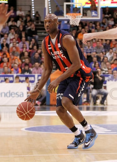 En 2014, el Baskonia le hizo un contrato a Lamar Odom por dos meses. Se extendería hasta final de temporada si la cosa iba bien, porque había muchas dudas... que se demostraron tristemente ciertas. Odom se fue a Estados Unidos después de un mes y de solo dos partidos con el equipo vitoriano. Sus médicos personales aseguraron que no estaba en condiciones de jugar. Era el ocaso de un jugador que luego estuvo a punto de morir por un grave problema de adicción a las drogas. Lo intentó con los Knicks, en China, Filipinas, en el 3x3... pero tuvo que centrarse en poner en orden su vida personal y recuperar la salud. Antes de eso, fue un grandísimo jugador, adelantado a su tiempo: un exterior que manejaba y pasaba como un base, tiraba por fuera, destacaba por su inteligencia... con los Lakers de Pau Gasol y Kobe Bryant ganó los anillos de 2009 y 2010. Era una pieza esencial de aquel gran equipo que dirigía Phil Jackson. Con Estados Unidos fue bronce en el desastre de Atenas 2004 y campeón del Mundo en Turquía 2010. 