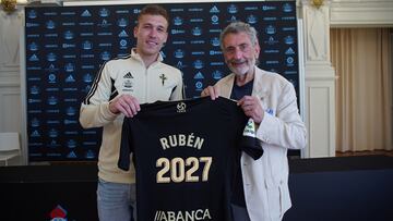 El portero Rubén Blanco posa junto al presidente Carlos Mouriño tras la firma de la renovación del cancerbero hasta el año 2027 con el Celta.