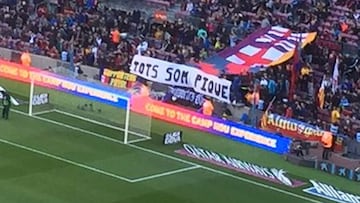 La grada del Camp Nou apoya a Piqué con una pancarta