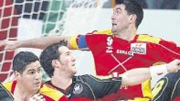 <b>CONOCIDOS. </b>Garralda lanza ante la oposición germana.