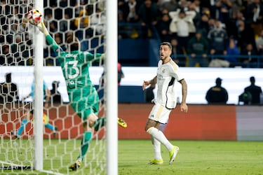 4-3. Centro de Dani Carvajal, remata de cabeza Joselu y Savic despeja con tan mala fortuna que el balón supera a Jan Oblak.