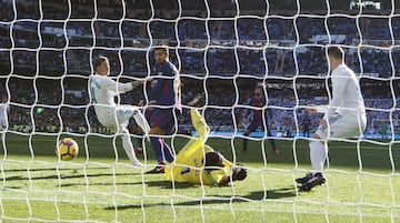 Aleix Vidal scores the last goal of the game after a good pass by Messi.