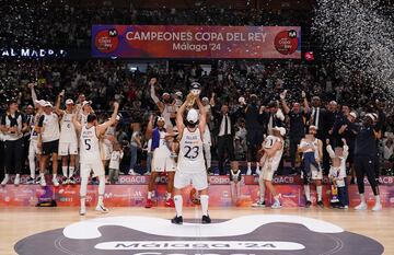 Sergio Llull muestra a sus compañeros el trofeo de la Copa del Rey.