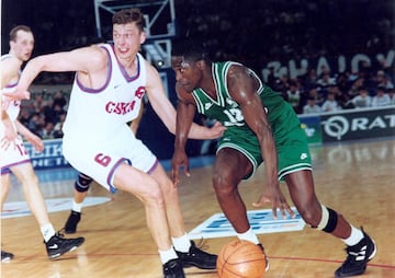 Llegó al Panathinaikos con 35 años, en 1995. Una leyenda de la NBA y de Atlanta Hawks, un anotador tremendo y un jugador cuyos mates fueron uno de los emblemas del crecimiento global de la Liga en los años 80. Una lesión en el tendón de Aquiles le dejó sin opciones de estar con el Dream Team de 1992, pero fue campeón del Mundo en Toronto 1994. El Panathinaikos le dio 7 millones de dólares por dos años, además de una villa ateniense, dos coches, servicio doméstico… Y él, con algunos viajes no justificado a Estados Unidos, respondió: campeón de la Euroliga y MVP de una Final Four en la que sumó 35 puntos y 8 rebotes en semifinales contra el CSKA y 16+10 en la final contra el Barça, la del polémico tapón de Vrankovic a Montero. También ganó la Copa pero se le escapó la Liga griega. Después de intentarlo en los Spurs, pasó un año en Bolonia (1997-98), donde todavía fue capaz de promedia casi 18 puntos y 7 rebotes en la Euroliga.