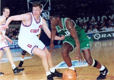 Llegó al Panathinaikos con 35 años, en 1995. Una leyenda de la NBA y de Atlanta Hawks, un anotador tremendo y un jugador cuyos mates fueron uno de los emblemas del crecimiento global de la Liga en los años 80. Una lesión en el tendón de Aquiles le dejó sin opciones de estar con el Dream Team de 1992, pero fue campeón del Mundo en Toronto 1994. El Panathinaikos le dio 7 millones de dólares por dos años, además de una villa ateniense, dos coches, servicio doméstico… Y él, con algunos viajes no justificado a Estados Unidos, respondió: campeón de la Euroliga y MVP de una Final Four en la que sumó 35 puntos y 8 rebotes en semifinales contra el CSKA y 16+10 en la final contra el Barça, la del polémico tapón de Vrankovic a Montero. También ganó la Copa pero se le escapó la Liga griega. Después de intentarlo en los Spurs, pasó un año en Bolonia (1997-98), donde todavía fue capaz de promedia casi 18 puntos y 7 rebotes en la Euroliga.