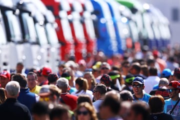 Aficionados pasean por el paddock.