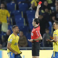 El árbitro del derbi canario pide disculpas a David García por el penalti y la expulsión