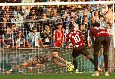 El portero celeste sigue mejorando cada jornada. Ante el Athletic dio un paso más al detener un penalti a Nico Williams. Lleva dos porterías a cero ante equipos potentes como Real Madrid y Athletic.