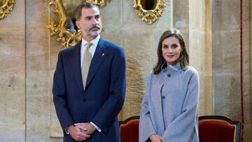 GRAF397. CARAVACA DE LA CRUZ (MURCIA), 28/11/2017.- Los Reyes asisten a la ceremonia jubilar oficiada por el obispo de Cartagena, José Manuel Lorca Planes, durante su visita a Caravaca de la Cruz (Murcia), con motivo de la celebración del Año Jubilar de la Santísima y Vera Cruz. Don Felipe y doña Letizia se interesaron por la historia de la reliquia que allí se custodia y por los problemas que afectan a esta comunidad como es la sequía. EFE/ Marcial Guillén