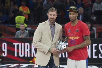 Andrés Nocioni entregó a Will Clyburn el trofeo de MVP de la final.