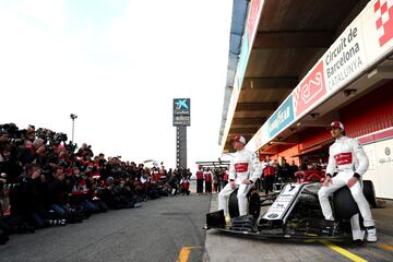 Kimi Raikkonen y Antonio Giovinazzi, los pilotos, destaparon el C38 desarrollado por Sauber con su decoración final, blanca y roja como en 2018.